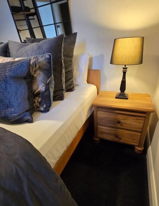 Apartment 5 - Haddin Court - Modern Loft Style بلينهايم المظهر الخارجي الصورة