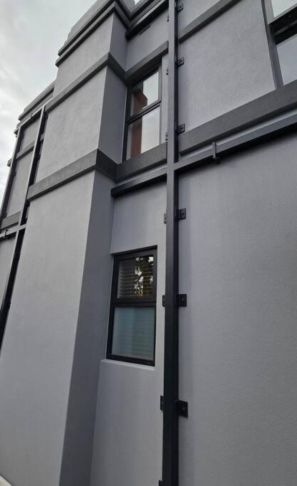 Apartment 5 - Haddin Court - Modern Loft Style بلينهايم المظهر الخارجي الصورة
