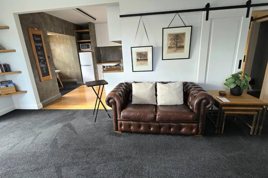 Apartment 5 - Haddin Court - Modern Loft Style بلينهايم المظهر الخارجي الصورة