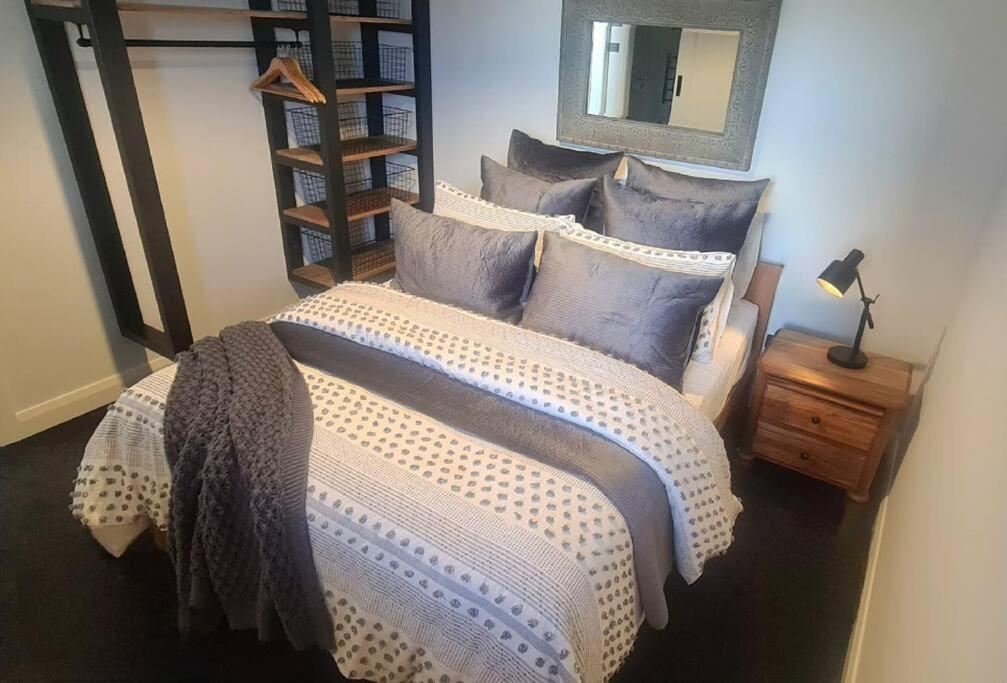 Apartment 5 - Haddin Court - Modern Loft Style بلينهايم المظهر الخارجي الصورة