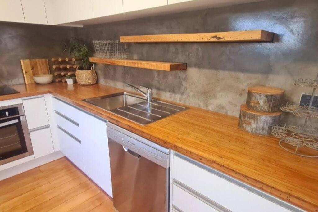 Apartment 5 - Haddin Court - Modern Loft Style بلينهايم المظهر الخارجي الصورة
