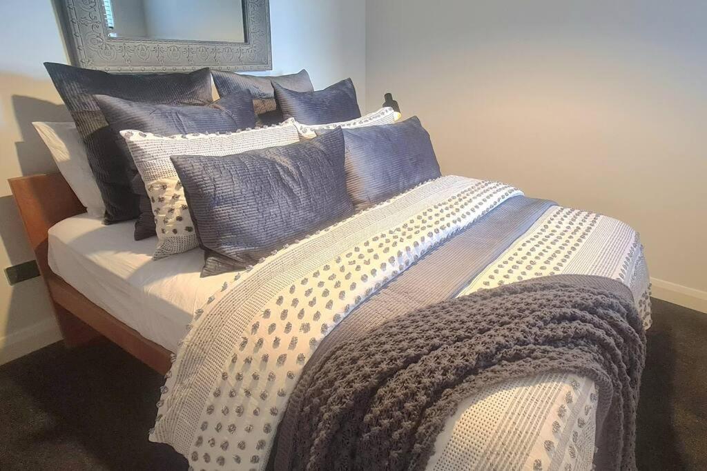 Apartment 5 - Haddin Court - Modern Loft Style بلينهايم المظهر الخارجي الصورة